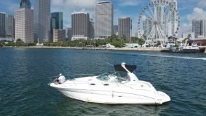 Sea Ray Boat Sundancer in Miami Downtown. Boat Rental