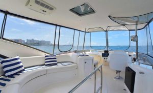 The flybridge of Meridian Yacht Iris 45 ft. Bright flybridge area with sofa and pillows